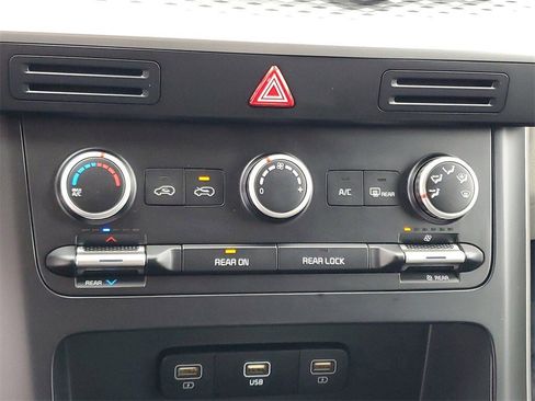 Used 2023 Kia Carnival LX image 18