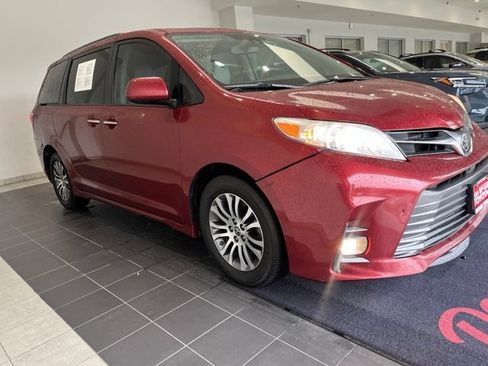 Certified 2020 Toyota Sienna XLE FWD image 5