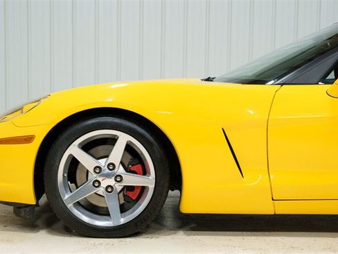 Used 2005 Chevrolet Corvette Coupe w/ Preferred Equipment Group RWD image 3