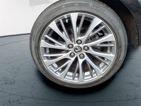 Certified 2021 Lexus ES 300h w/ Premium Package image 18