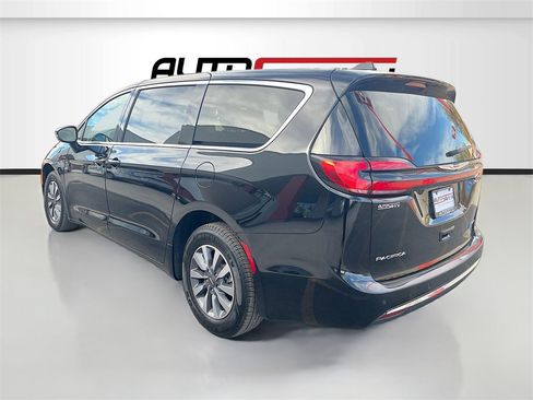 Used 2024 Chrysler Pacifica Select image 5