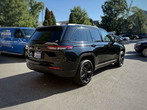 Used 2023 Jeep Grand Cherokee Altitude AWD/4WD image 8