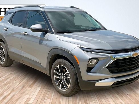 Used 2024 Chevrolet TrailBlazer LT w/ Driver Confidence Package FWD image 2