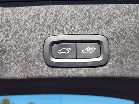 Used 2023 Volvo XC40 Recharge Ultimate image 23