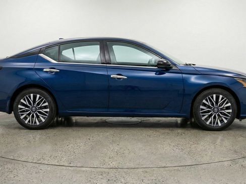 Used 2025 Nissan Altima 2.5 SV FWD image 8