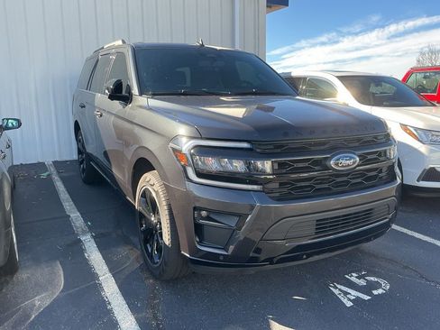 Used 2024 Ford Expedition Limited image 4
