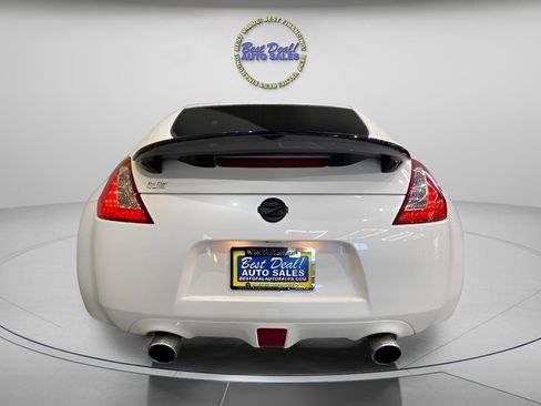 Used 2017 Nissan 370Z Coupe RWD image 4