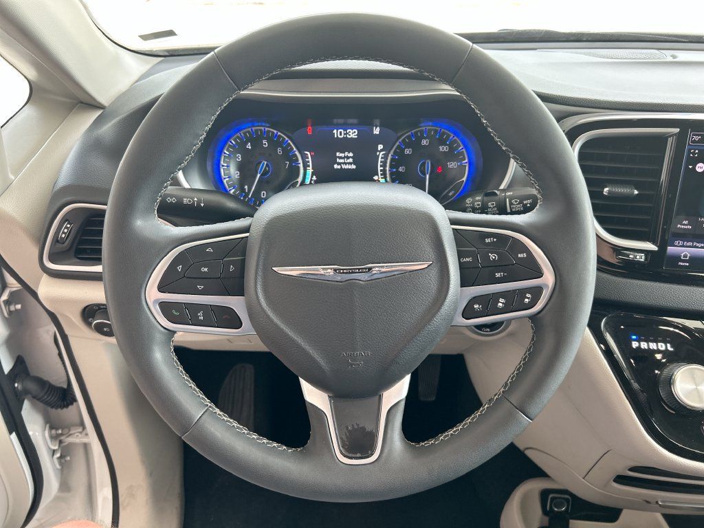 Used 2023 Chrysler Pacifica Touring-L FWD image 15