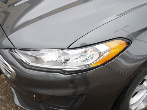 Used 2020 Ford Fusion SE image 17