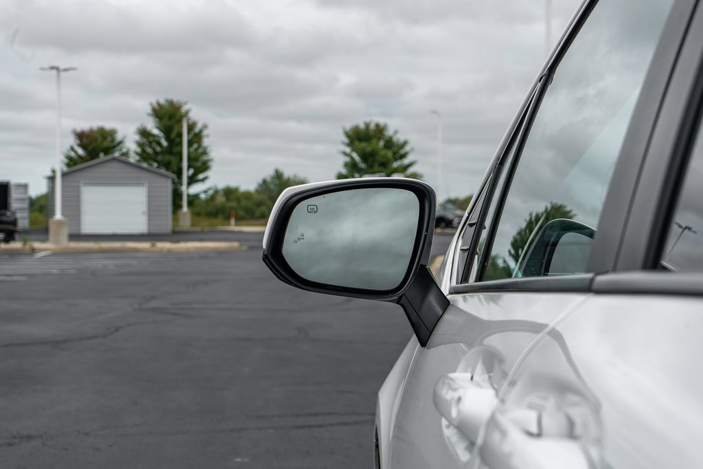 Used 2025 Toyota Sienna LE FWD image 17