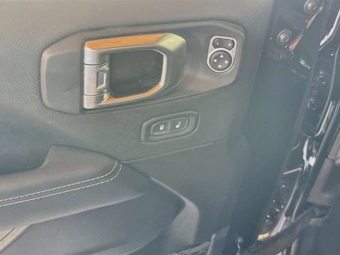 Used 2022 Jeep Wrangler Unlimited Sahara AWD/4WD image 19