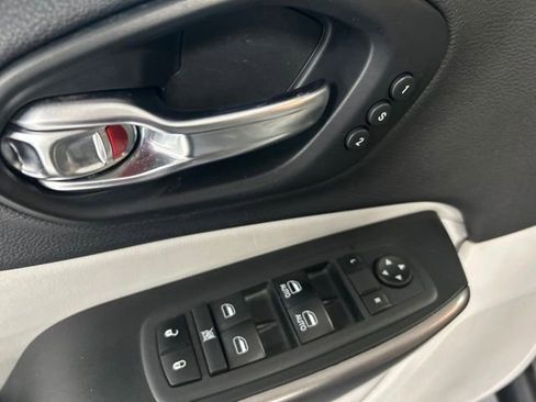 Used 2019 Jeep Cherokee Limited AWD/4WD image 8