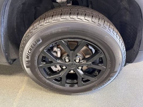 Used 2025 Jeep Grand Cherokee Altitude AWD/4WD image 10