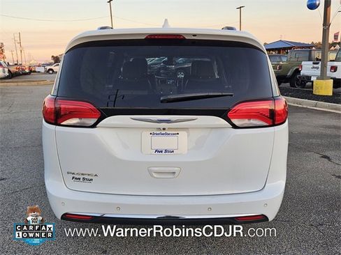 Used 2018 Chrysler Pacifica Touring-L image 11