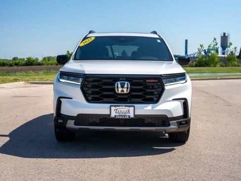 Used 2025 Honda Pilot TrailSport image 2