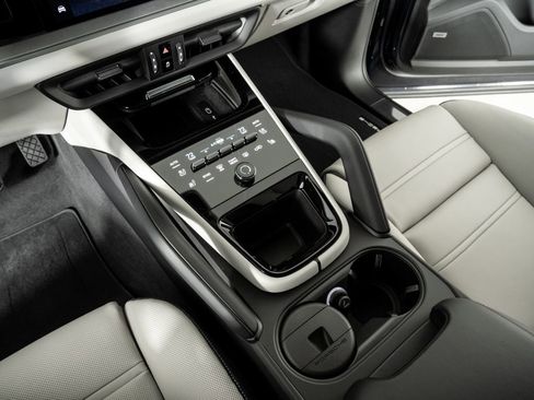 New 2026 Porsche Cayenne E-Hybrid Coupe AWD/4WD image 18