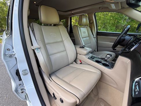 Used 2019 Jeep Grand Cherokee Overland AWD/4WD image 34