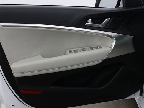 Used 2025 Genesis G70 2.5T image 17