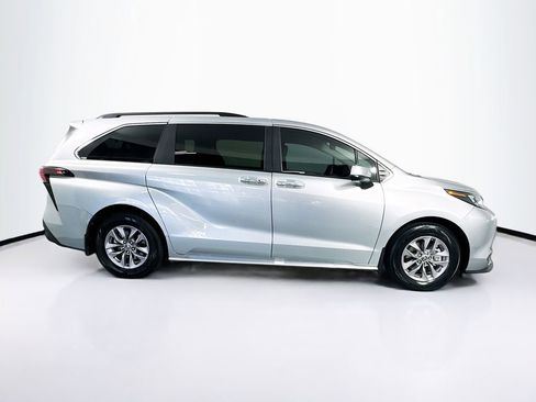 Used 2025 Toyota Sienna XLE FWD image 11