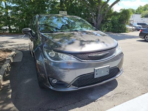 Used 2019 Chrysler Pacifica Touring Plus w/ S Appearance Package FWD image 4