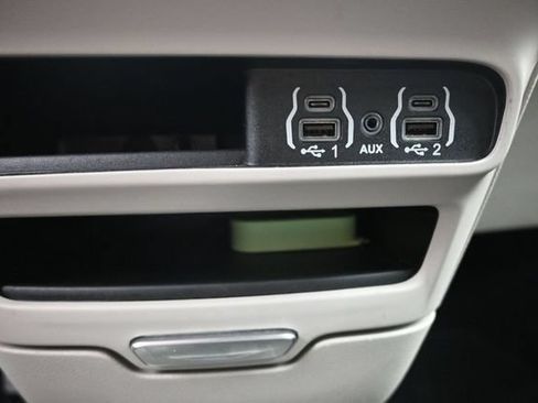 Used 2024 Chrysler Pacifica Touring-L FWD image 20