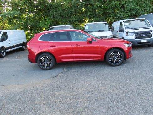 Used 2019 Volvo XC60 T6 Momentum w/ Multimedia Package AWD/4WD image 4