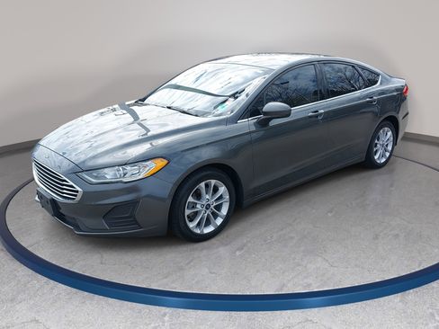 Used 2020 Ford Fusion SE image 1