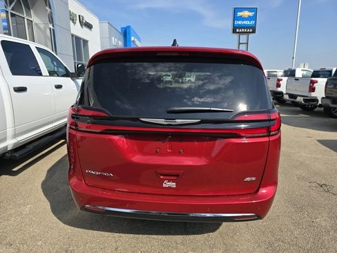 New 2026 Chrysler Pacifica Select image 5