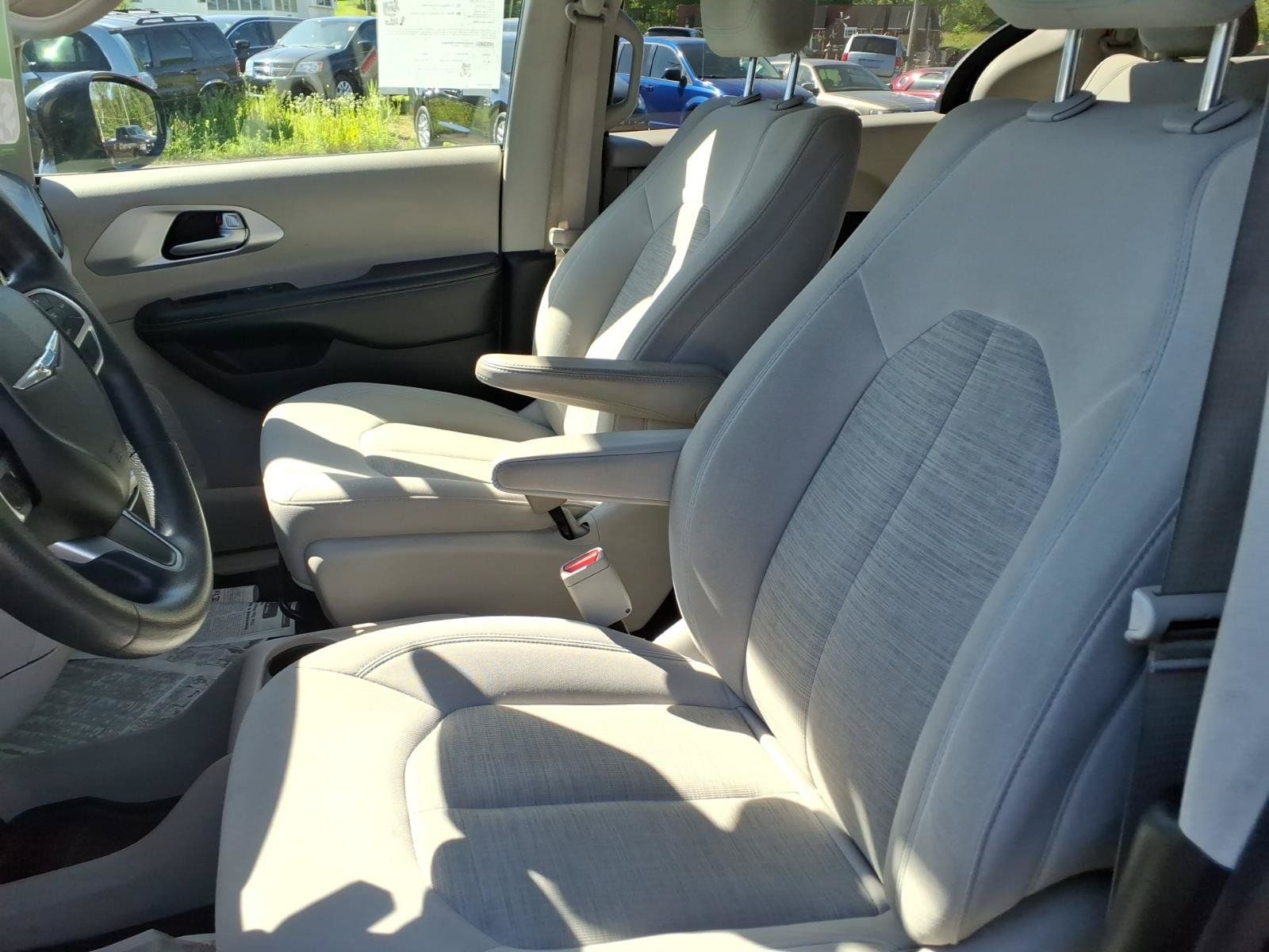 Used 2018 Chrysler Pacifica Touring Plus FWD image 4