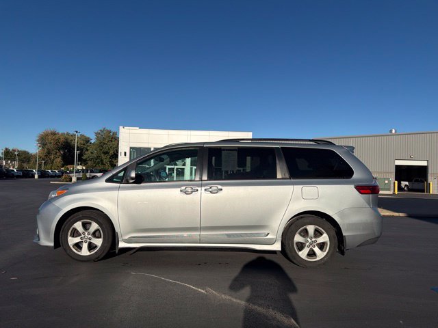Used 2020 Toyota Sienna LE w/ LE Preferred Package FWD image 4