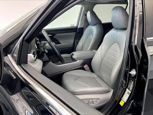 Used 2024 Toyota Highlander XLE FWD image 18