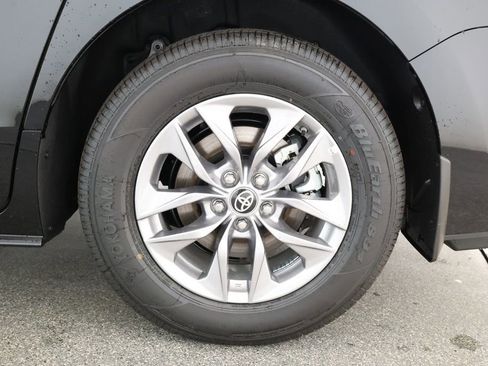 Used 2025 Toyota Sienna LE image 7