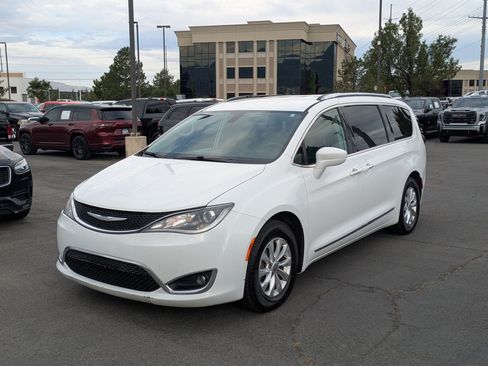 Used 2018 Chrysler Pacifica Touring-L FWD image 10