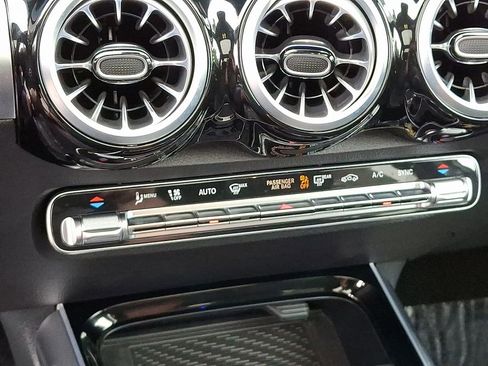 Used 2024 Mercedes-Benz GLB 250 4MATIC image 18