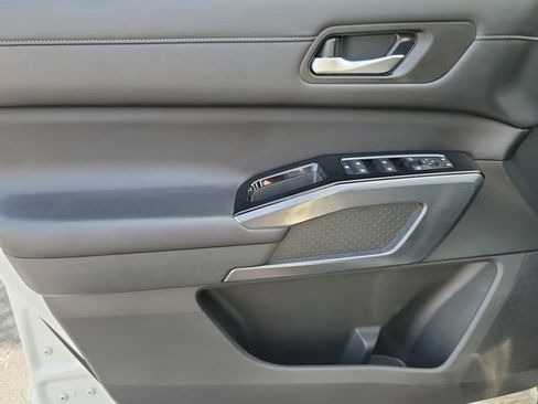 Used 2024 Nissan Pathfinder SL w/ SL Premium Package FWD image 17