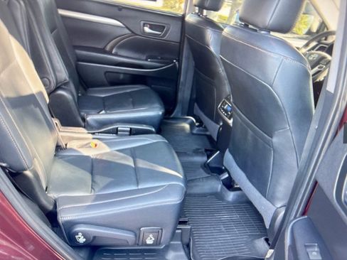 Used 2019 Toyota Highlander XLE w/ Carpet Mat Package (TMS) image 4