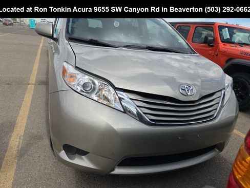 Used 2016 Toyota Sienna LE FWD image 3
