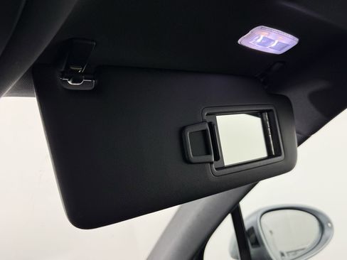 Certified 2025 Porsche Macan AWD/4WD image 26