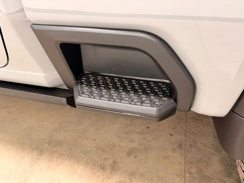 Used 2025 GMC Sierra 2500 AT4 w/ AT4 Premium Plus Package image 19