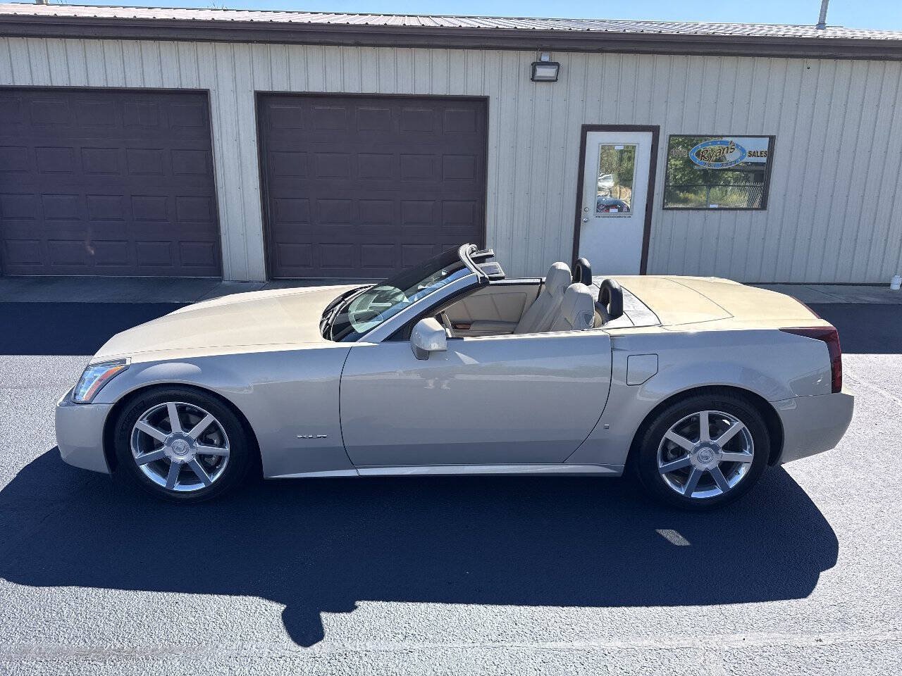 Used 2006 Cadillac XLR RWD image 6