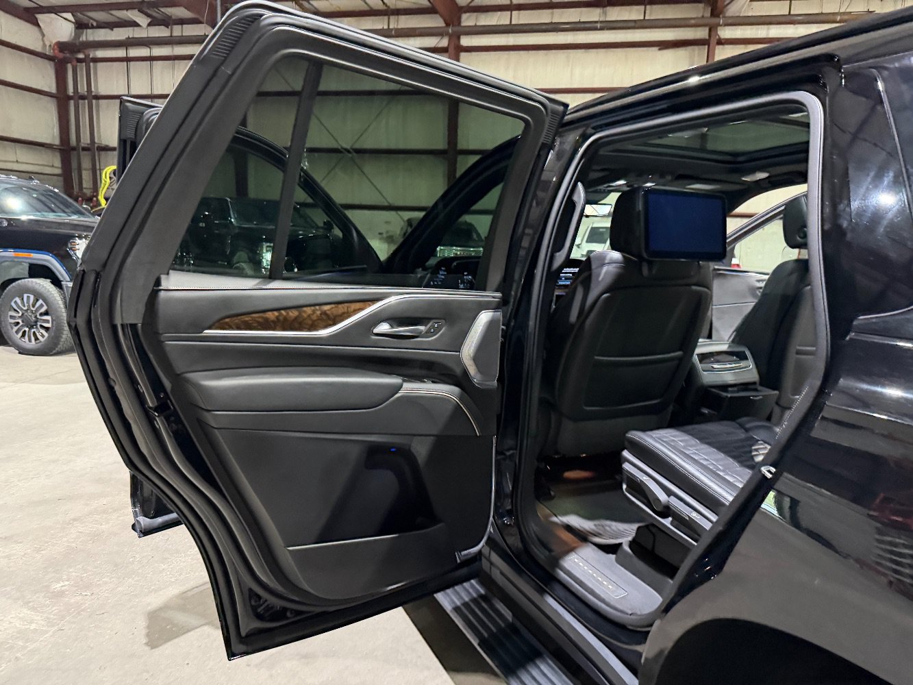 Used 2022 Cadillac Escalade Sport Platinum w/ LPO, ONYX Package AWD/4WD image 16