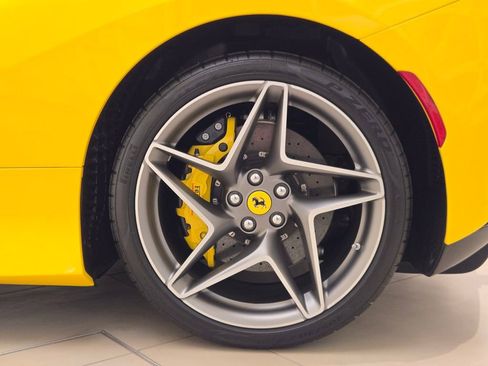 Used 2021 Ferrari F8 Tributo image 18