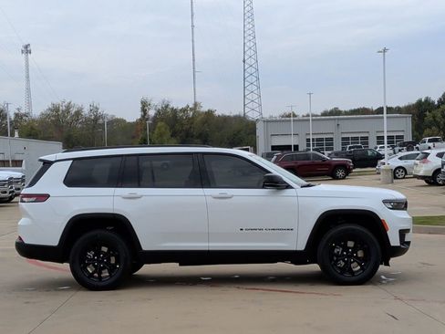 New 2025 Jeep Grand Cherokee L Altitude image 9