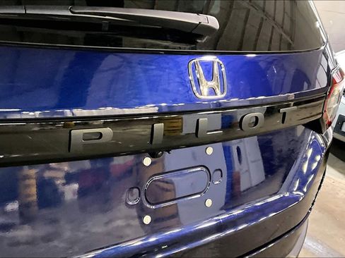 Used 2025 Honda Pilot EX-L image 10