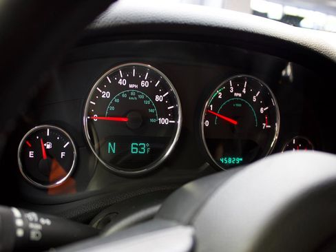 Used 2018 Jeep Wrangler Unlimited Sport w/ Connectivity Group AWD/4WD image 8