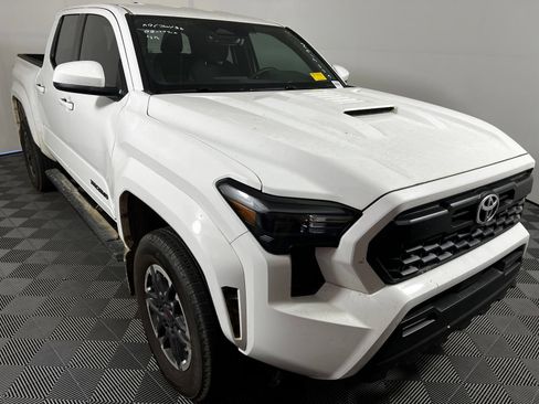 Used 2025 Toyota Tacoma TRD Sport AWD/4WD image 3