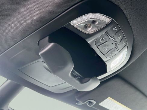 Used 2025 Chrysler Pacifica Select image 22