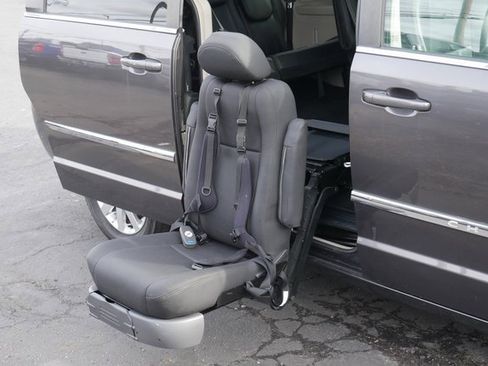 Used 2015 Chrysler Town & Country Touring image 28