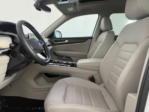 Used 2025 Volkswagen Atlas SEL AWD/4WD image 18