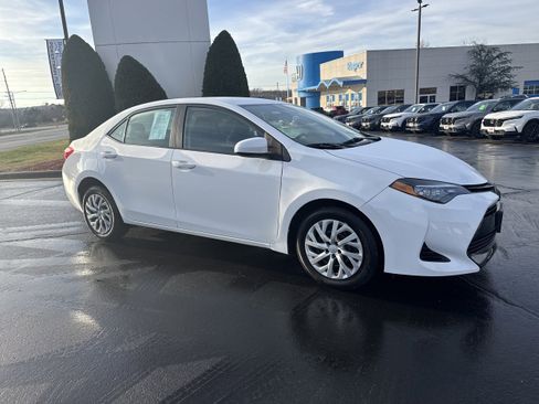 Used 2019 Toyota Corolla LE image 1